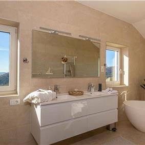 5 bedroom villa with pool near Crikvenica, sleeps 10